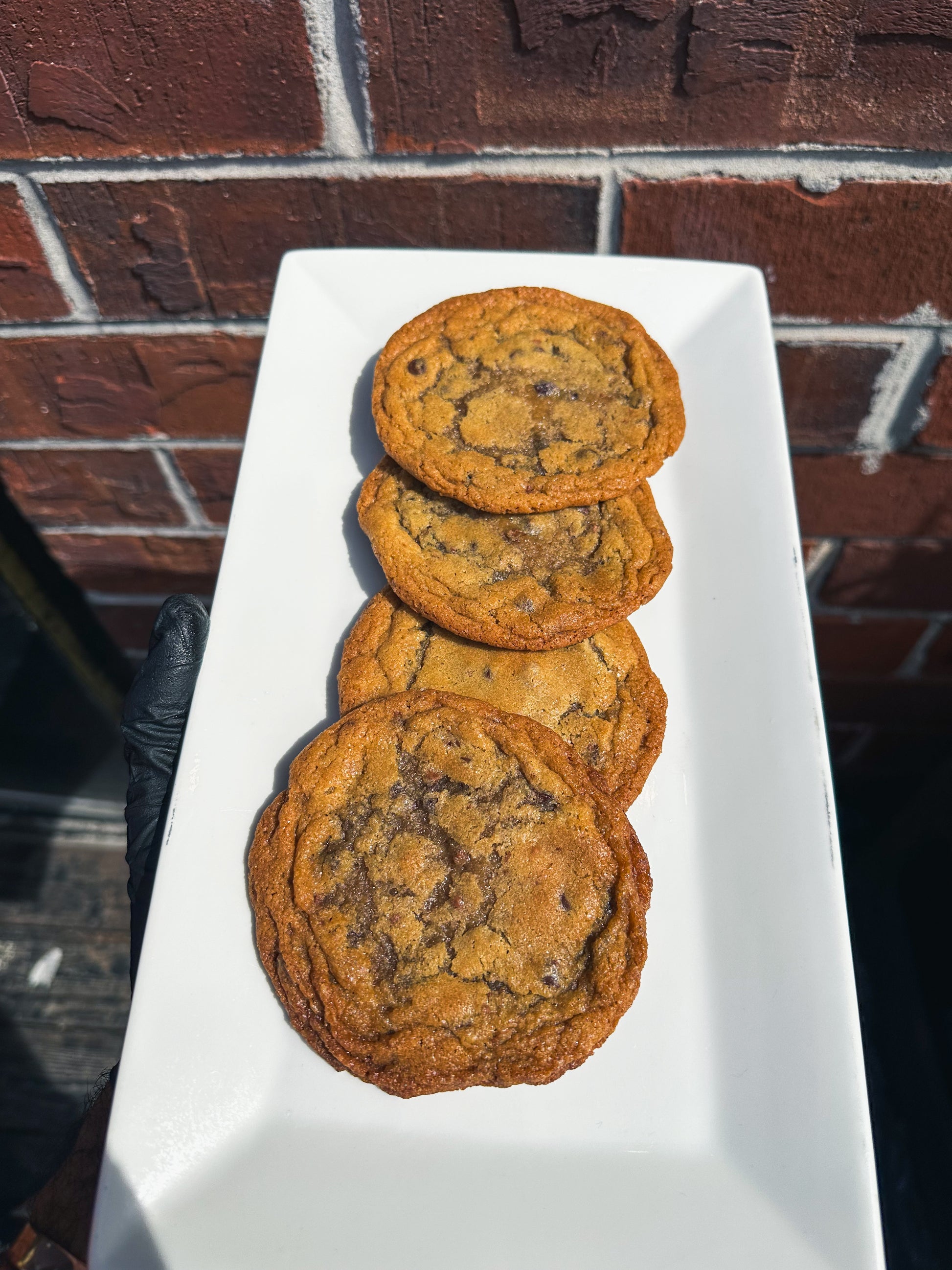 Docena de galletas con chispas de chocolate y mantequilla marrón